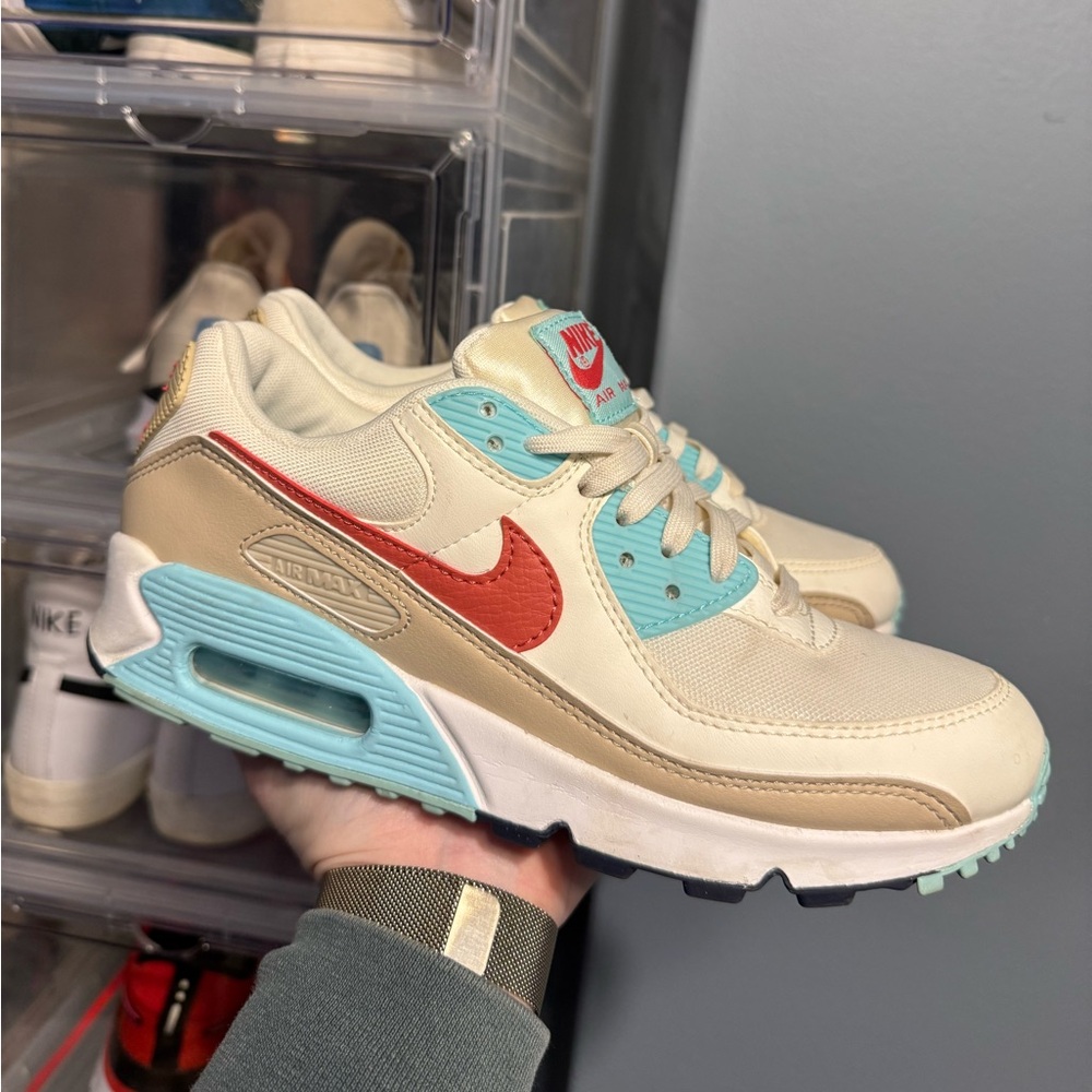 Nike Air Max women’s size 8 lightly worn and box kept
